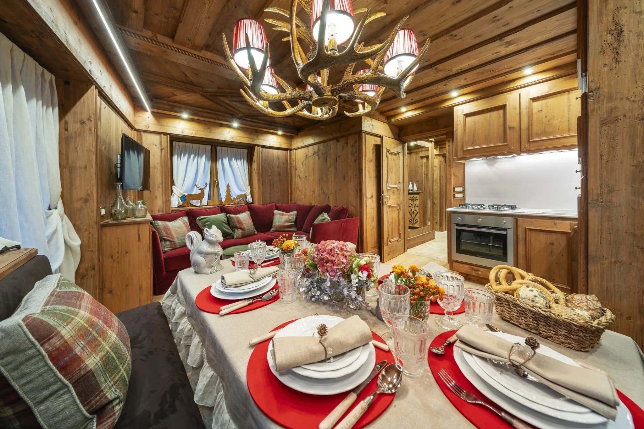 Soggiorno vista completa con angolo cottura